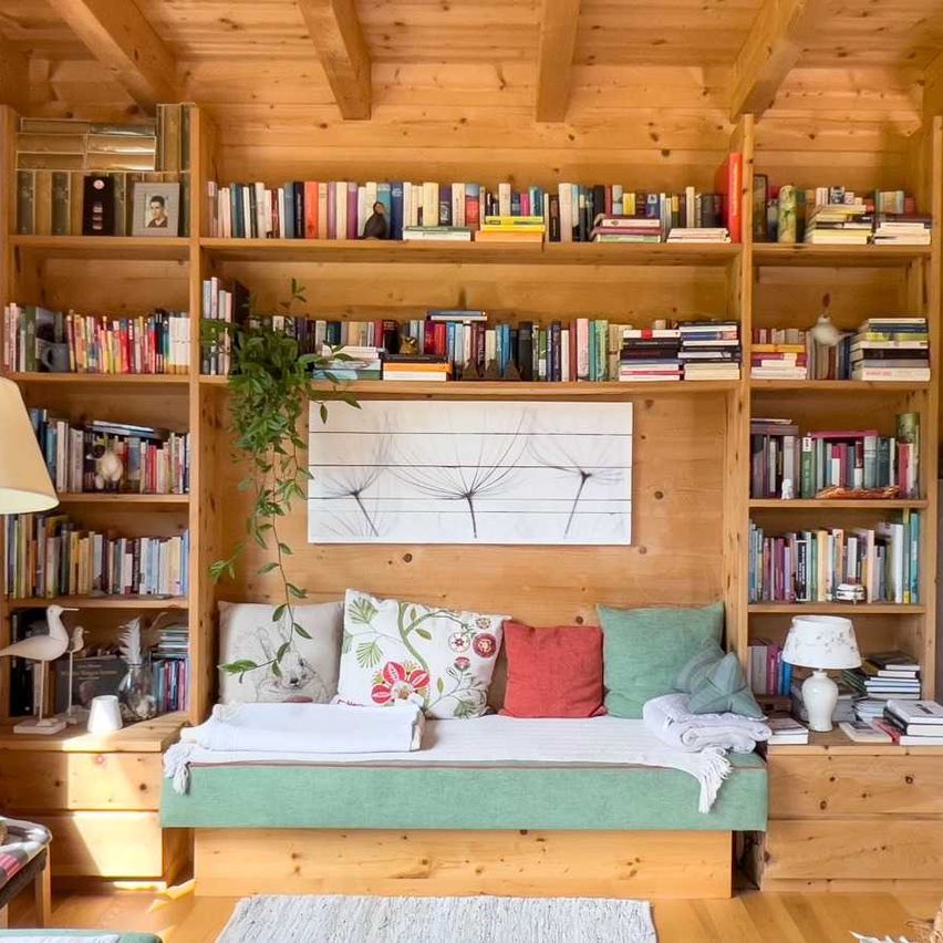 Bild enthält, Indoors, Interior Design, Furniture, Hardwood, Stained Wood, Wood, Bookcase, Building, Person