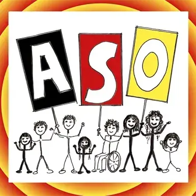 Eine Gruppe von Menschen, darunter Kinder und Personen im Rollstuhl, halten Schilder mit den Buchstaben A, S und O in einer kreisförmigen Anordnung.