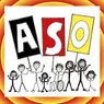 Eine Gruppe von Menschen, darunter Kinder und Personen im Rollstuhl, halten Schilder mit den Buchstaben A, S und O in einer kreisförmigen Anordnung.