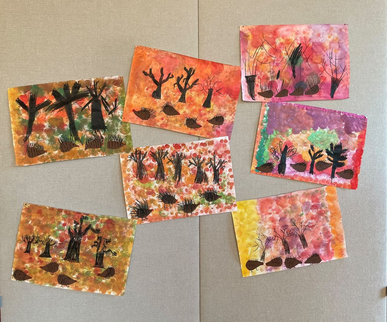 Eine Sammlung von sechs Aquarellgemälden, die verschiedene Landschaften darstellen. Jedes Gemälde zeigt eine andere Farbpalette und einzigartige Baum- und Tierillustrationen.