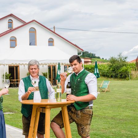 Bild enthält, Nature, Outdoors, Adult, Female, Person, Woman, Countryside, Male, Man, Rural