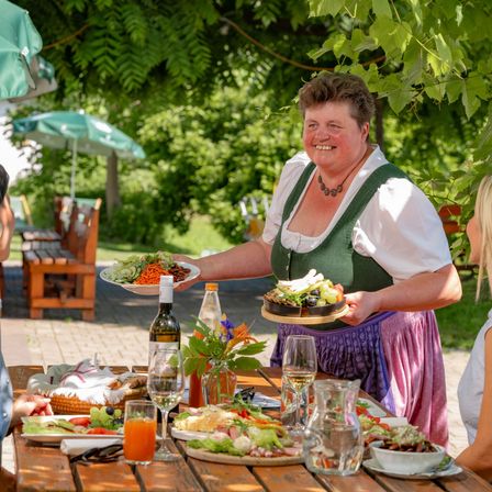 Bild enthält, Lunch, Meal, Person, Boy, Child, Male, Restaurant, Nature, Outdoors, Table