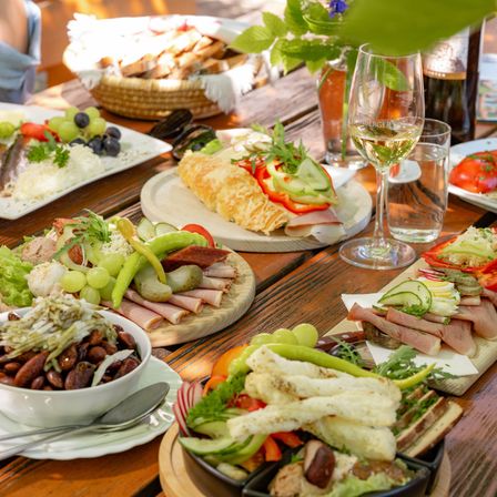 Bild enthält, Brunch, Food, Lunch, Meal, Food Presentation, Person, Plate, Dining Table, Restaurant, Cup