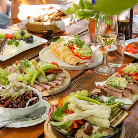 Bild enthält, Brunch, Food, Lunch, Meal, Food Presentation, Person, Plate, Dining Table, Restaurant, Cup