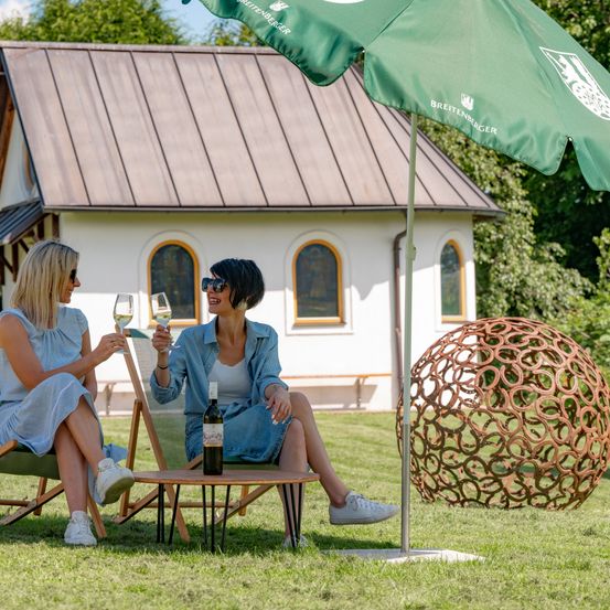 Bild enthält, Outdoors, Shelter, Grass, Person, People, Shoe, Lawn, Housing, Sitting, Chair