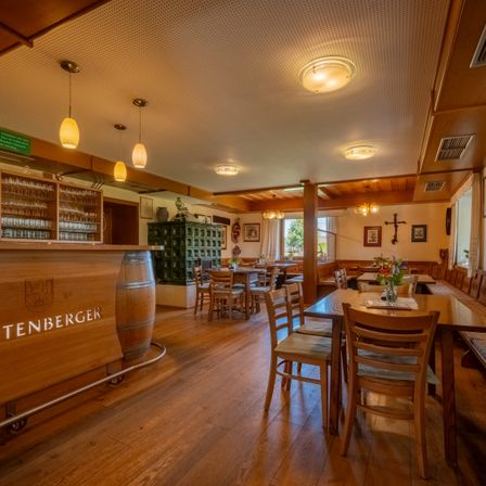 Bild enthält, Floor, Flooring, Wood, Hardwood, Interior Design, Dining Table, Plywood, Restaurant, Cafe, Dining Room