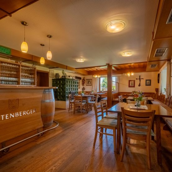 Bild enthält, Floor, Flooring, Wood, Hardwood, Interior Design, Dining Table, Plywood, Restaurant, Cafe, Dining Room