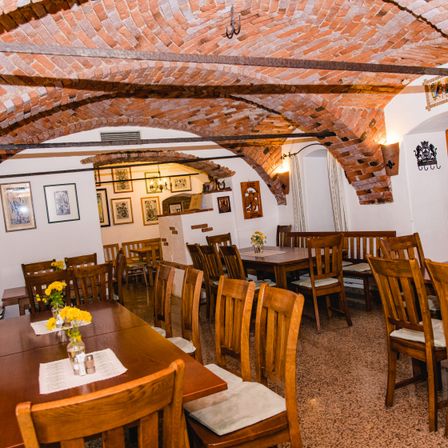 Bild enthält, Indoors, Restaurant, Table, Cafeteria, Wood, Building, Dining Room, Dining Table, Interior Design, Chair