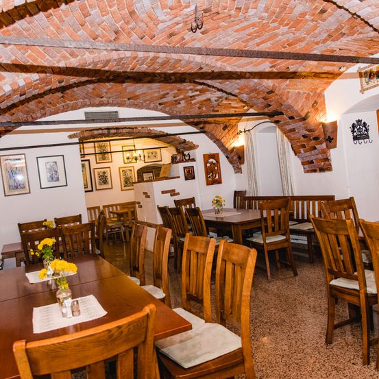 Bild enthält, Indoors, Restaurant, Table, Cafeteria, Wood, Building, Dining Room, Dining Table, Interior Design, Chair