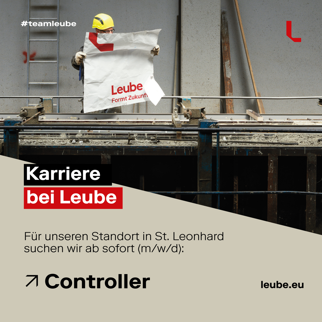 Ein Bauarbeiter mit gelbem Helm hält einen weißen Beutel mit dem Wort Leube. Links steht eine Leiter und rechts sind einige Holzstangen. Der Text auf dem Bild lautet Karriere bei Leube.