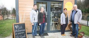 Bild enthält, Pants, Jeans, Coat, Jacket, People, Person, Adult, Male, Man, Blackboard