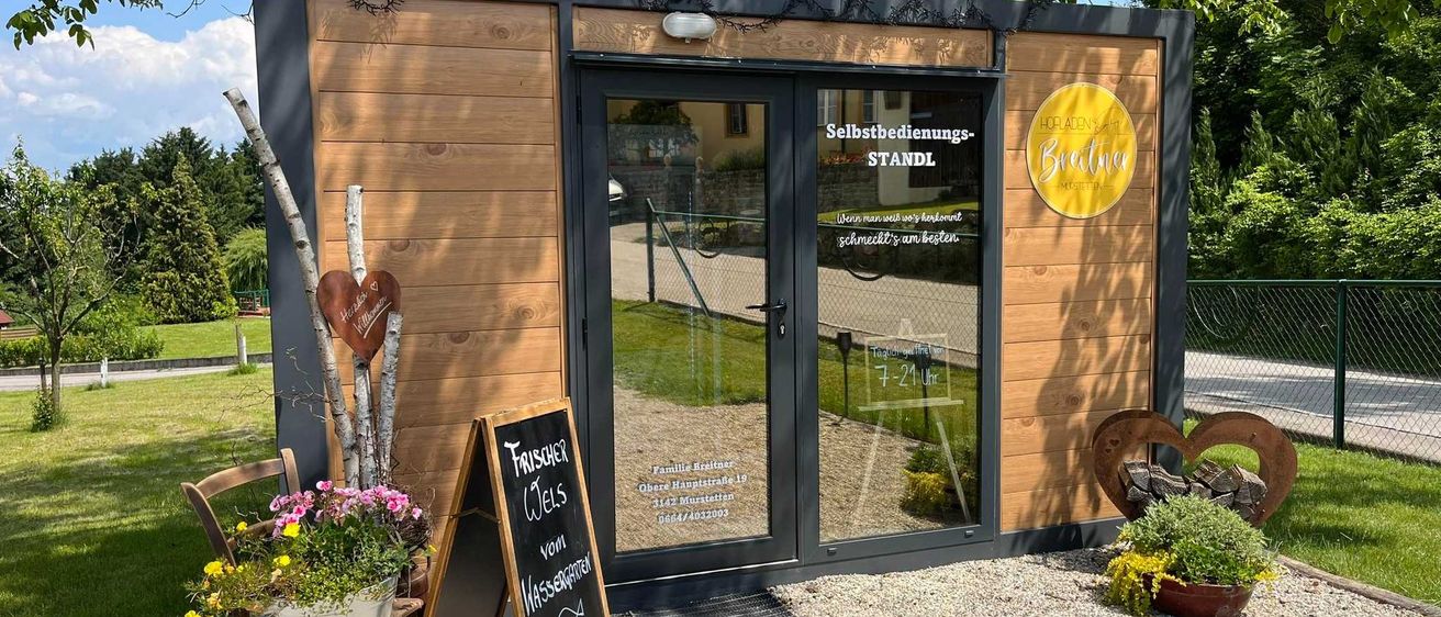 Bild enthält, Interior Design, Grass, Outdoors, Shelter, Wood, Housing, Backyard, Nature, Blackboard, House