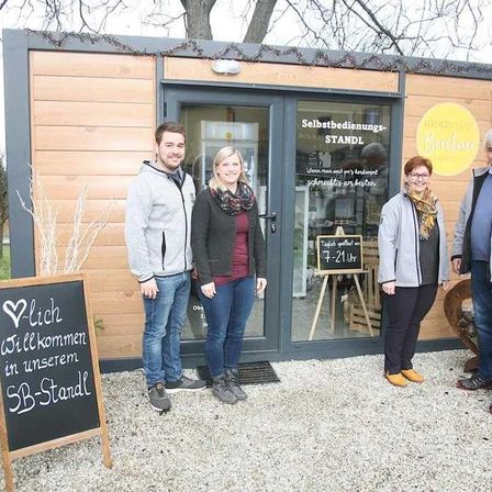 Bild enthält, Pants, Jeans, Coat, Jacket, People, Person, Adult, Male, Man, Blackboard