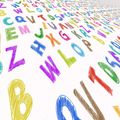 Ein Bild von bunten Buchstaben, die auf einem weißen Hintergrund gezeichnet wurden. Die Buchstaben sind in verschiedenen Farben und Stilen, einige bilden Wörter wie 'LIEBE'.