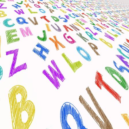 Ein Bild von bunten Buchstaben, die auf einem weißen Hintergrund gezeichnet wurden. Die Buchstaben sind in verschiedenen Farben und Stilen, einige bilden Wörter wie 'LIEBE'.