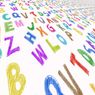 Ein Bild von bunten Buchstaben, die auf einem weißen Hintergrund gezeichnet wurden. Die Buchstaben sind in verschiedenen Farben und Stilen, einige bilden Wörter wie 'LIEBE'.