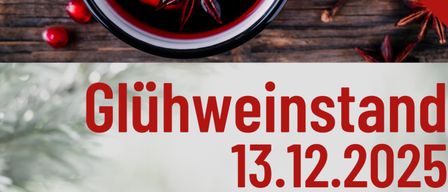 Eine Schüssel mit roter Flüssigkeit, einer Orangenscheibe und Sternanis auf einer Holzoberfläche. Ein Veranstaltungsposter für Glühwein am Dorfplatz, Hartmannsdorf am 13. Dezember 2025, Beginn um 16:00 Uhr.
