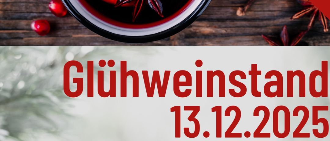 Eine Schüssel mit roter Flüssigkeit, einer Orangenscheibe und Sternanis auf einer Holzoberfläche. Ein Veranstaltungsposter für Glühwein am Dorfplatz, Hartmannsdorf am 13. Dezember 2025, Beginn um 16:00 Uhr.