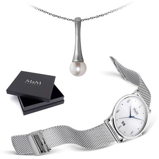 Eine silberne Uhr mit einem Mesh-Armband, eine silberne Halskette mit einer Perlenkette und eine schwarze Schachtel mit dem Text M&M.