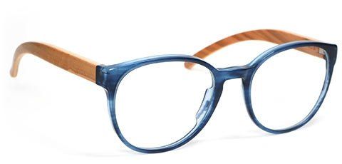 Ein Brillengestell mit blauen Bügel und hölzernen Armen auf weißem Hintergrund. Die Gläser sind klar.
