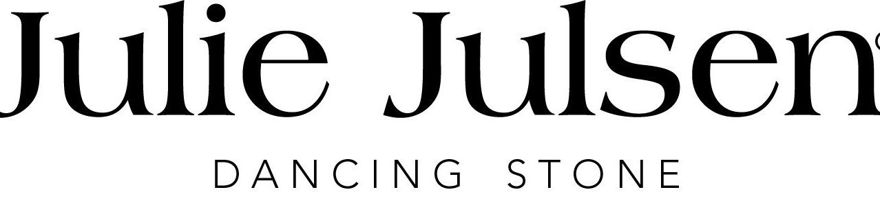 Das Bild zeigt das Logo für 'ie Julso Dancing Stone' in fetter schwarzer Schrift auf weißem Hintergrund.