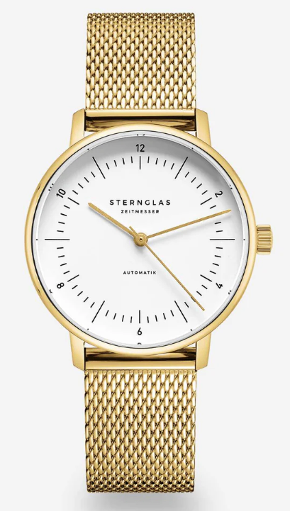 Goldfarbene Mesh-Uhr mit weißem Zifferblatt. 'STERNGLAS ZEITMESSER' und 'AUTOMATIK' sind auf dem Gesicht eingraviert. Die Zeit ist 10:10.