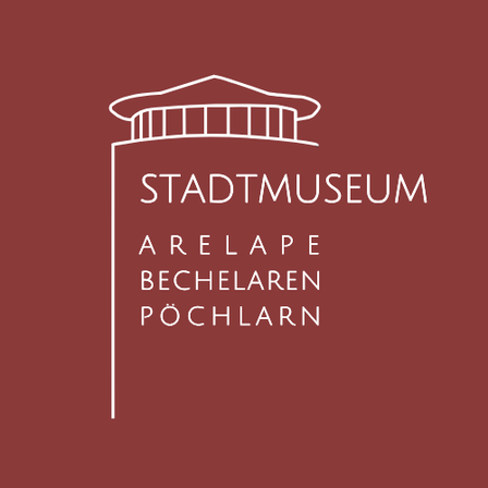 Ein Logo für das Stadtmuseum Arelape Bechelaren Pöchlarn zeigt ein Gebäude mit mehreren Bögen. Der Text ist in weiß auf einem braunroten Hintergrund.