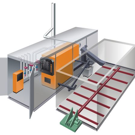 Das Bild zeigt ein mechanisches System mit einer transparenten Vorderabdeckung. Im Inneren ist eine orange Maschine mit verschiedenen Rohren und Schläuchen verbunden. Unten befindet sich ein roter Förderband.