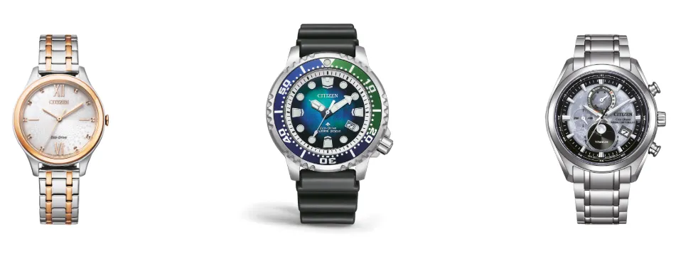 Drei Citizen-Uhren werden gezeigt: eine schwarzgesichtige Uhr, eine blaugesichtige Uhr und eine silbergesichtige Uhr. Die schwarzgesichtige Uhr hat ein blau-grünes Zifferblatt. Die blaugesichtige Uhr hat ein blaues Zifferblatt mit weißen und grünen Markierungen. Die silbergesichtige Uhr hat ein silbernes Zifferblatt.