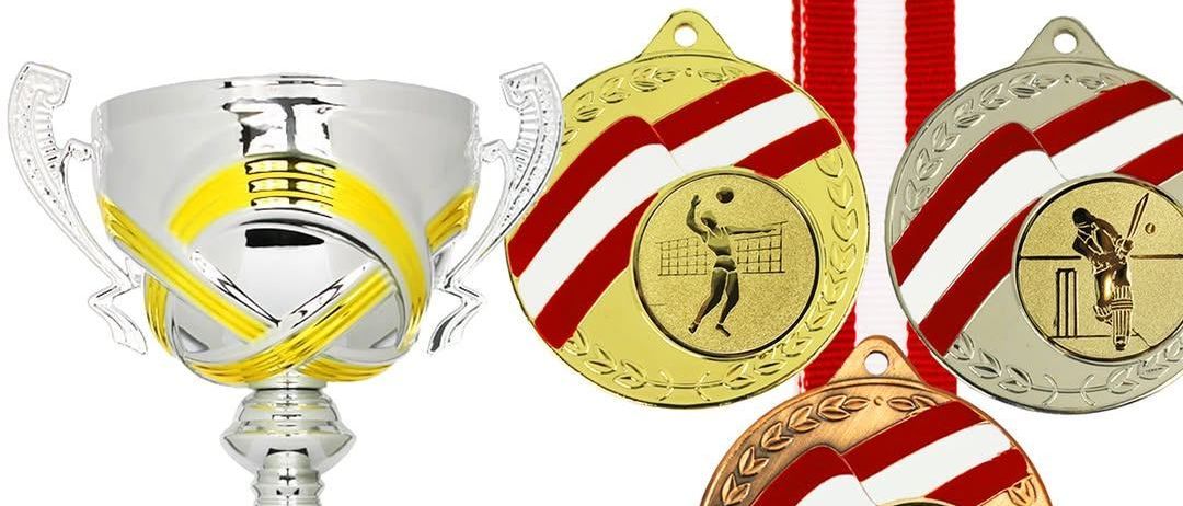 Ein silberner Pokal mit der Aufschrift 'GRAVUR' und drei Medaillen werden gezeigt. Die Medaillen zeigen verschiedene Sportaktivitäten. Ein Schattenbild einer Menge jubelt im Hintergrund.