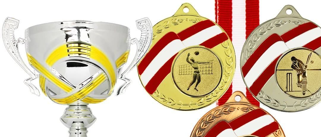 Ein silberner Pokal mit der Aufschrift 'GRAVUR' und drei Medaillen werden gezeigt. Die Medaillen zeigen verschiedene Sportaktivitäten. Ein Schattenbild einer Menge jubelt im Hintergrund.