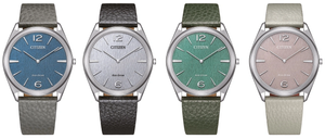 Zwei Citizen-Uhren mit Lederarmbändern. Die linke hat ein schwarzes Armband und ein silbernes Zifferblatt, die rechte ein grünes Armband und ein grünes Zifferblatt. Beide haben Eco-Drive-Technologie.