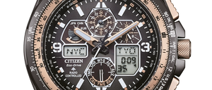 Citizen Eco-Drive Uhr mit schwarzem Zifferblatt und Edelstahlarmband. Digitalanzeige zeigt Zeit, Datum und Wochentag. Chronographen-Unterzifferblätter und verschiedene Funktionsmarkierungen.