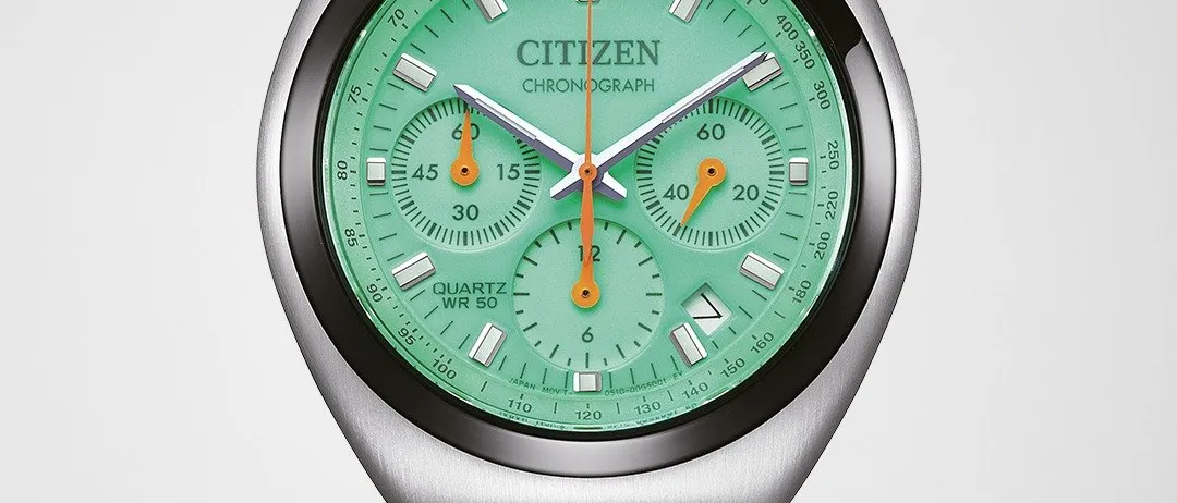 Silberne Citizen Uhr mit grünem Zifferblatt, Metallarmband, Chronograph und Zeitmarkierungen bei 15, 30, 45, 60. Die Uhrzeit ist 11:40.