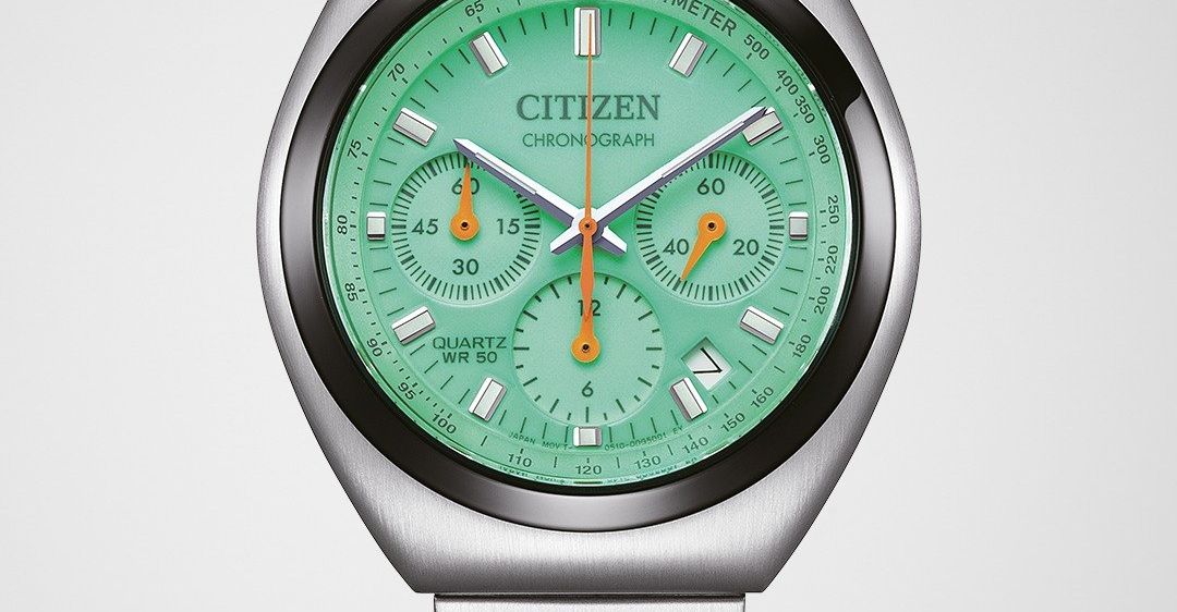 Silberne Citizen Uhr mit grünem Zifferblatt, Metallarmband, Chronograph und Zeitmarkierungen bei 15, 30, 45, 60. Die Uhrzeit ist 11:40.