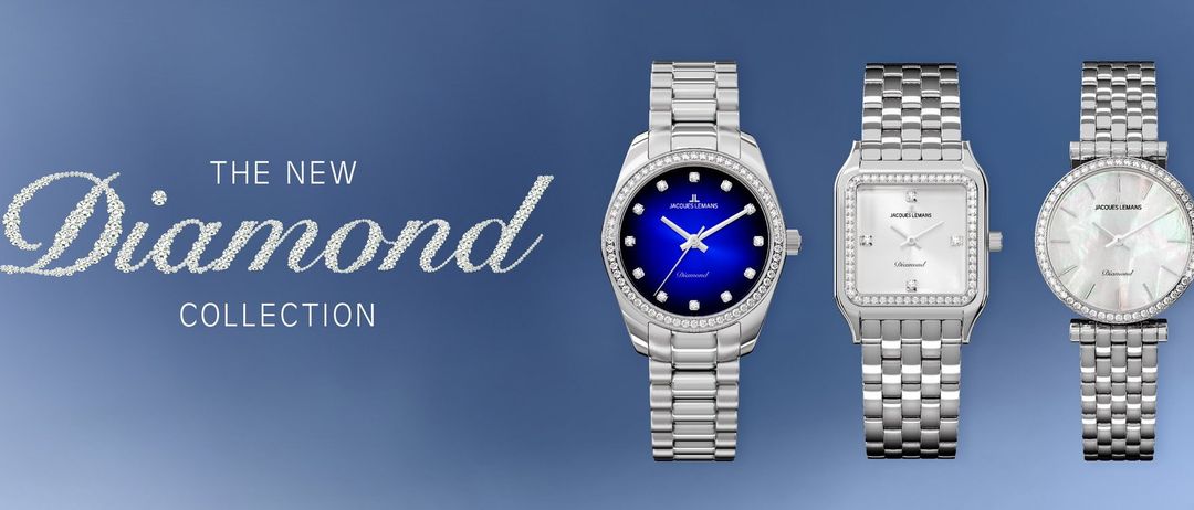 Eine silberne Armbanduhr mit blauem Zifferblatt und Diamantverzierungen auf dem Gesicht. Der Markenname Jacques Lemans ist auf dem Zifferblatt sichtbar. Die Uhr ist auf einem blauen Hintergrund mit weißem Text.