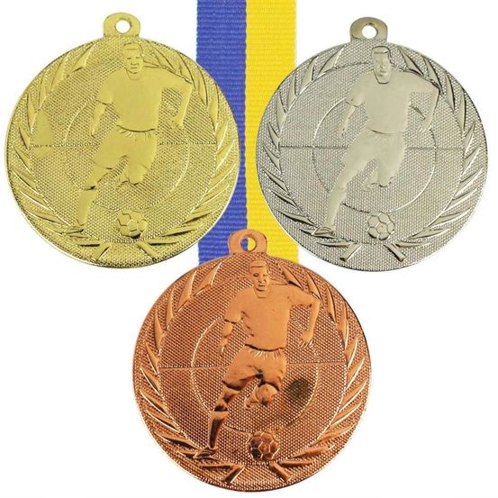 Bild enthält, Gold, Gold Medal, Trophy, Adult, Male, Man, Person, Locket, Pendant, Face