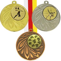 Bild enthält, Gold, Gold Medal, Trophy, Accessories, Jewelry, Locket, Pendant, Person