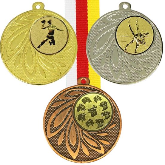 Bild enthält, Gold, Gold Medal, Trophy, Accessories, Jewelry, Locket, Pendant, Person