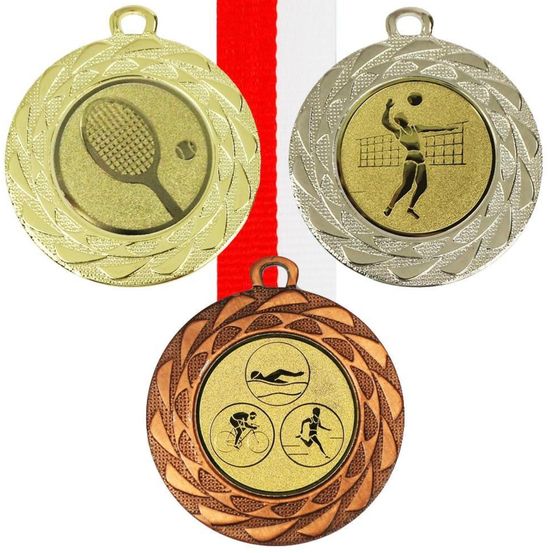 Bild enthält, Gold, Gold Medal, Trophy, Accessories, Adult, Female, Person, Woman, Locket, Pendant