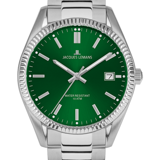Eine Edelstahl-Armbanduhr mit grünem Zifferblatt, weißen Zeigern und silbernen Akzenten. Der Markenname 'JACQUES LEMANS' ist auf dem Zifferblatt abgebildet. Wasserdichtigkeit bis 10 ATM.