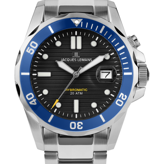 Eine Jacques Lemans Uhr mit blauem Lünette und schwarzem Zifferblatt. Die Uhrzeit zeigt 10:10 an und hat eine Wasserdichtigkeit von 20 ATM.