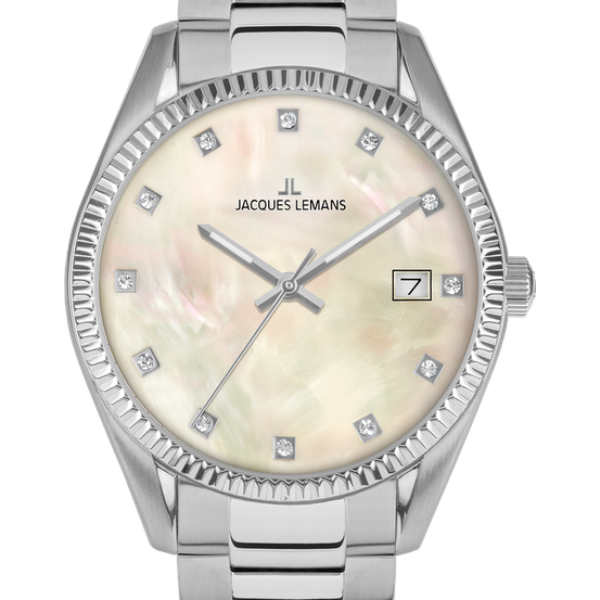 Eine silberne Jacques Lemans Uhr mit weißem Perlmutt-Zifferblatt und Diamantindizes. Die Zeit ist 7:10 Uhr.
