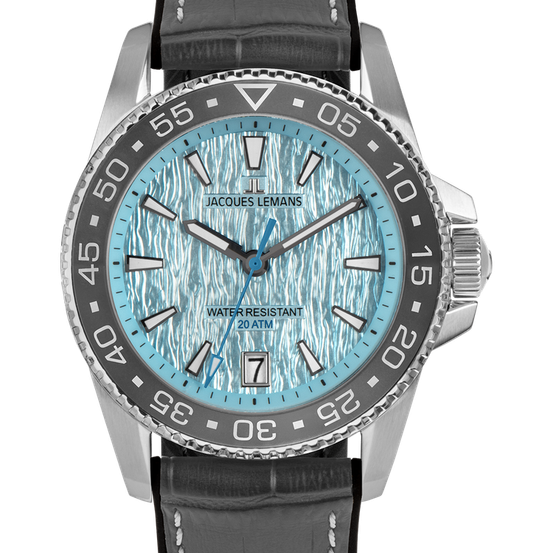 Eine Jacques Lemans Uhr mit blauem Zifferblatt und weißen Ziffern. Sie ist wasserdicht bis 20 ATM und hat ein schwarzes Lederarmband.