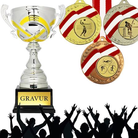 Ein silberner Pokal mit einem gelben Band und dem Wort 'GRAVUR' an der Basis. Drei Medaillen, Gold, Silber und Bronze, sind an Bändern ausgestellt. Die Goldmedaille zeigt einen Volleyballspieler, die Silbermedaille einen Cricketspieler und die Bronzemedaille einen Schwimmer.