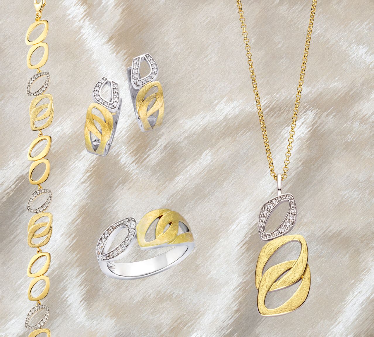 Verschiedene Gold- und Silberschmuckstücke auf einer weißen Oberfläche. Die Artikel umfassen einen Ring, Ohrringe, eine Halskette und eine Armband. Jedes Stück hat ein eigenes Design.