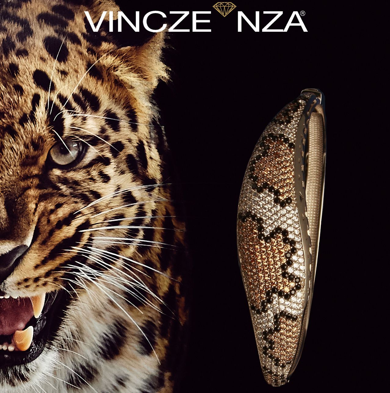 Ein Nahaufnahme des Gesichts eines Leoparden mit einem goldenen Schmuckstück, das einer Muschel ähnelt, neben ihm. Der Leopard hat weiße Schnurrhaare und sein Mund ist leicht geöffnet. Das Schmuckstück hat ein schwarzes und goldenes Design.