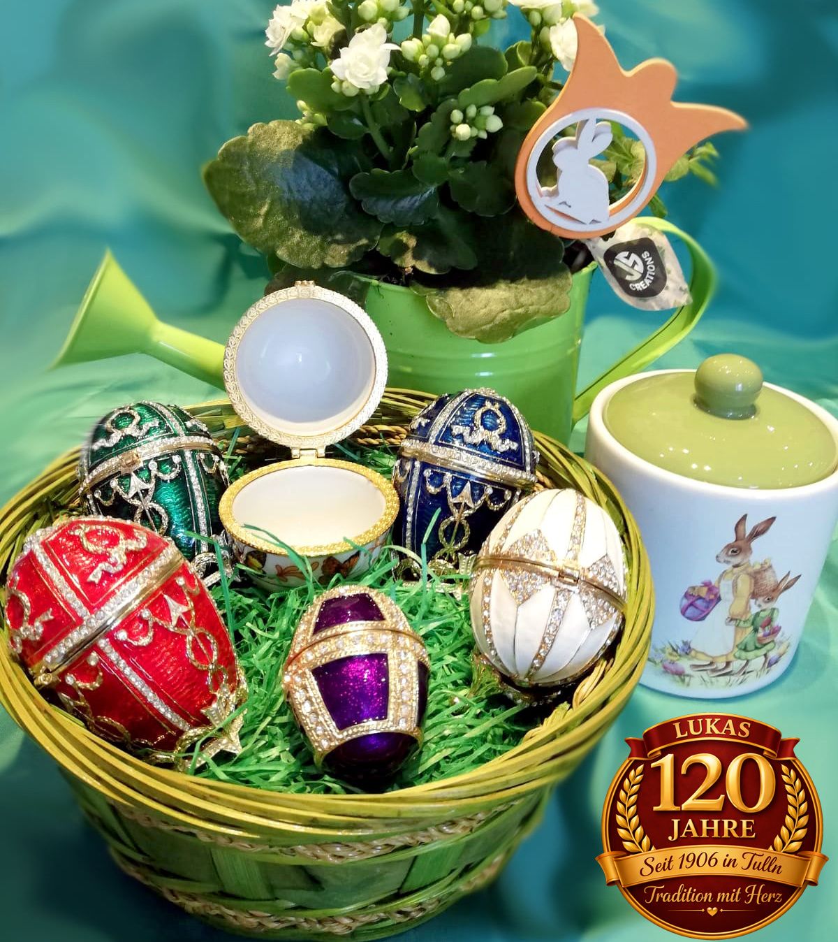 Ein Korb voller dekorativer Eier und ein offener Eierhalter mit einem Osterhasen-Pflanzgefäß im Hintergrund.
