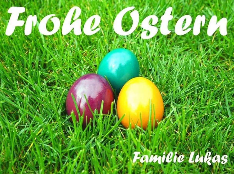 Drei bunte Ostereier liegen auf grünem Gras mit dem Text oben 'rohe Oster' und unten 'Familie Luh'.