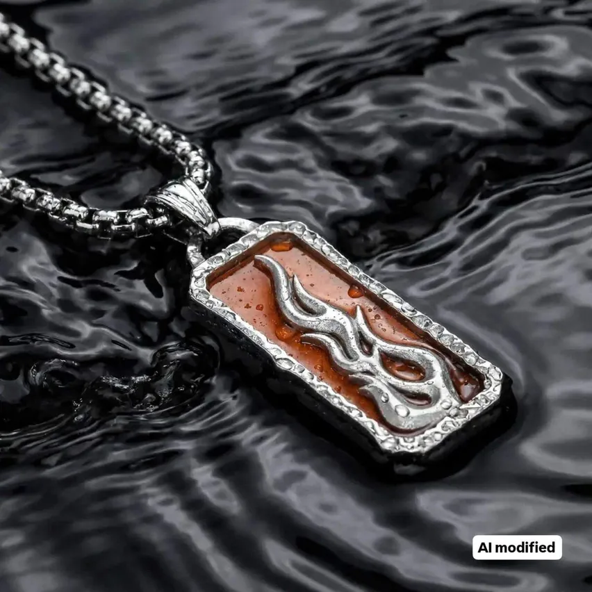 Eine silberne Halskette mit Flammendesign und Bernsteinmitte, die auf einer dunklen Oberfläche schwimmt.